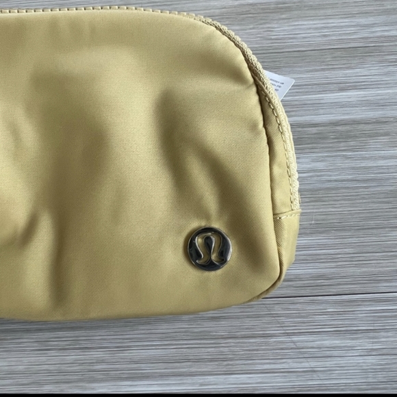 NWT 🍋 Lululemon 🍋Everywhere Belt Bag- Golden sand NWT Very Rare Color - Picture 9 of 10